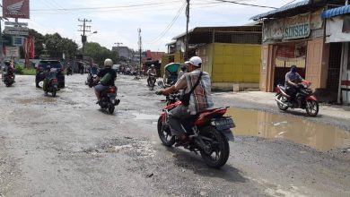 Photo of Terus Terendam Banjir, Jalan Utama di Medan Utara Bertambah Rusak