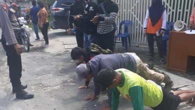 Photo of Razia Besar-besaran, Ratusan Pengguna Jalan di Beringin Tidak Pakai Masker Dihukum Push Up
