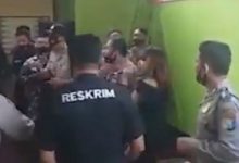 Photo of Beredar Video Polisi Joget Bareng Biduan, Langgar Protokol Covid-19