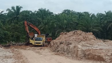 Photo of Diduga Ilegal, Warga Minta Bupati Asahan Tutup Galian C di Desa Silaumaraja