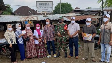 Photo of Memperingati HKN ke 56, Pemdes Tanjung Botung  Bekerjasama Puskesmas Bagi Masker ke Warga 