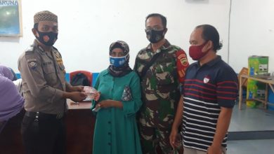 Photo of Bhabinkamtibmas Hadiri Penyaluran BLT DD,Desa Kelapa Satu