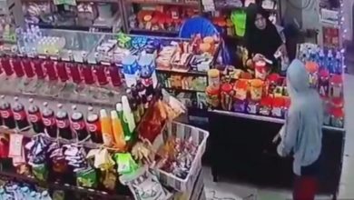 Photo of Terekam CCTV, Preman Todongkan Pistol Kepada Pemilik Warung di Medan Labuhan