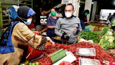 Photo of Gubernur Edy Rahmayadi Tinjau Pasar Petisah Medan, Pastikan Stok Pangan Aman saat Nataru