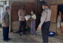 Photo of Kapolresta Deli Serdang Bagi Sembako kepada Warga Kuta Mbelin