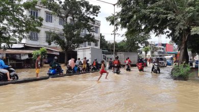 Photo of Personel Brimob Medan Evakuasi Korban Banjir Di Kelurahan Sei Mati
