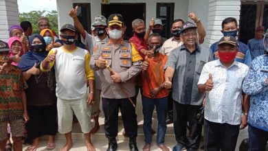 Photo of Kapolres Batu Bara Bersama PT Atlantika Jaya Bagikan Pupuk ke Petani