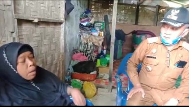 Photo of Kepala Desa Jaharun B Kembali Beri Bantuan Kepada Ibu Nurhayati Warga Kurang Mampu