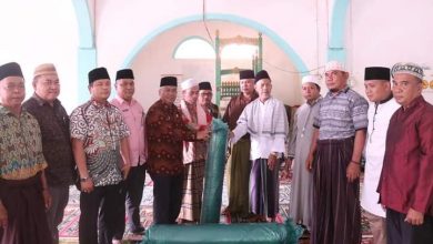 Photo of Wabup Zarnawi Serahkan Bantuan Ambal Kepengurus BKM Masjid Al Amin .