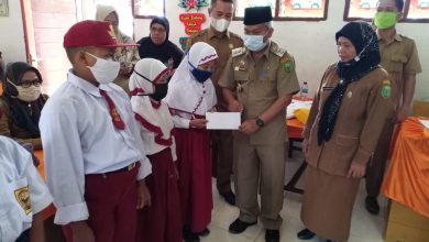 Photo of Wabup Zarnawi Serahkan Beasiswa Berprestasi kepada siswa SD dan SMP