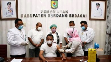Photo of Wakil Bupati Darma Wijaya Jadi Orang Pertama di Kabupaten Serdang Bedagai Disuntik Sinovac