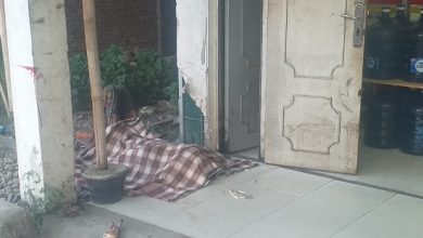 Photo of Seorang Pria Diduga Alami Gangguan Jiwa Ditemukan Tewas Didepan Alfamart