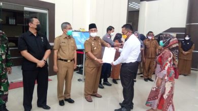 Photo of Bupati TSO  Serahkan SK P3K Kepada 39 Petugas Penyuluh Pertanian