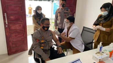 Photo of Kapolres AKBP  Jarot  Bersama 5 Pejabat Publik Menerima  Suntikan Vaksin Sinovac Tahap II 