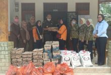 Photo of Kajari Bersama Ibu-Ibu IAD Palas  Serahkan Bantuan Kewarga Banjir Bandang Desa Pintu Padang