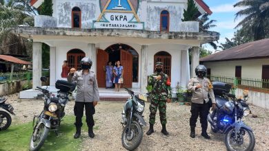 Photo of Personel Tim Gabungan Polres Padanglawas dan TNI Melaksanakan Pengamanan Gereja