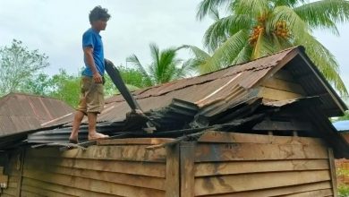 Photo of Pasca Angin Puting Beliung,Pemdes Subulussalam Perbaiki Atap Rumah Warga