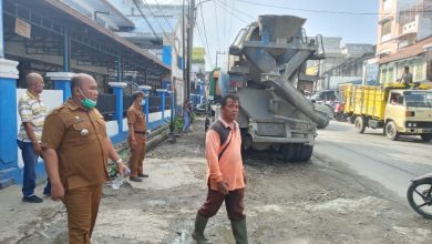 Photo of Camat Galang dan Lurah Monitor Pengecoran Rabat Beton depan Pusat Pasar