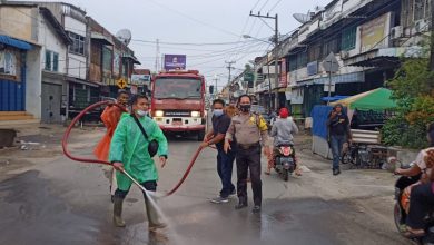 Photo of Polsek Galang Semprot Desinfektan Pakai Mobil Pemadam