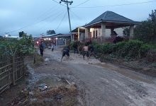 Photo of Karang Taruna Kuta Pengkih Gotong Royong Perbaiki Jalan