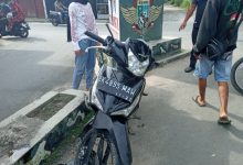 Photo of Warga Galang Kota Jatuh Tersungkur Menabrak Tugu OKP Depan Kantor Camat