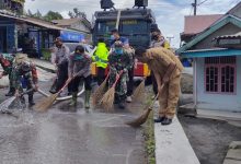 Photo of Bersihkan Abu Vulkanik Dan Batu Krikil Sinabung,TNI-Polri Beserta Forkopimca Naman Teran Turun Tangan