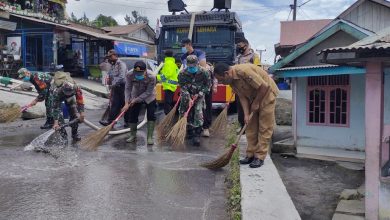 Photo of Bersihkan Abu Vulkanik Dan Batu Krikil Sinabung,TNI-Polri Beserta Forkopimca Naman Teran Turun Tangan