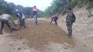 Photo of Lancarkan Distribusi Darat, Jalan TMMD Terus Dipadatkan dengan Sirtu