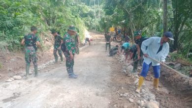 Photo of Selesai Diperkeras, Warga Masih Ikut Percantik Jalan TMMD Kodim 0204/DS