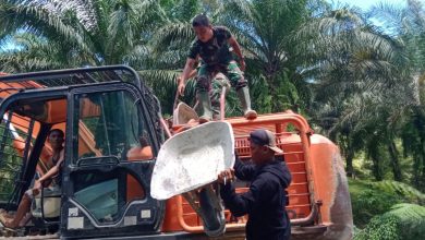 Photo of Alat berat sangat membantu dalam proses pengerasan jalan TMMD 111 Kodim 0204/DS