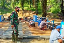 Photo of Warga Terus Ikut Bergotong Royong Mengecat Jembatan TMMD Kodim 0204/DS