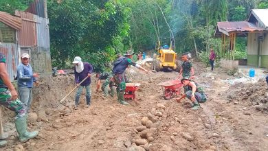 Photo of Kejar Dead Line, Satgas Kodim 0204/DS Kerja Keras Dibantu Warga Bentuk Jalan TMMD untuk Dicor Beton