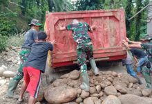 Photo of Truk Terjebak, Satgas TMMD Kodim 0204/DS dan Warga Bergerak