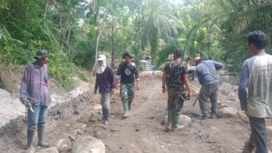 Photo of Kerja dengan Hati, Satgas Kodim 0204/DS Susun Batu Koral Secara Manual di Jalan TMMD