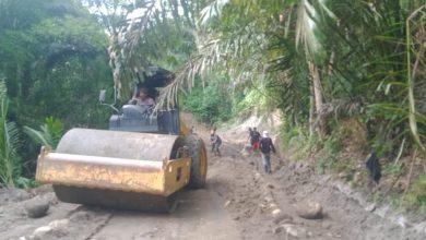 Photo of Keraskan Badan Jalan, Tandem Roller Hilir Mudik di Lokasi TMMD Kodim 0204/DS
