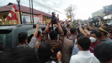Photo of Kapolda Dihadang Puluhan Nasabah KSP di Depan Mapolresta Deli Serdang