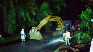 Photo of Dibantu Backhoe, Pengecoran Jalan TMMD Kodim 0204/DS Berlangsung Hingga Malam