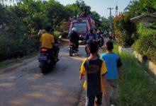 Photo of Camat Galang Turunkan Mobil Pemadam Kebakaran Semprot Disinfektan ke Desa Petangguhan