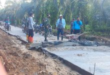 Photo of Motivasi Percepatan Cor Beton Jalan TMMD, Ini yang Dilakukan Dandim 0204/DS