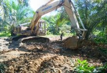 Photo of Untuk Menyingkirkan Lumpur, Satgas TMMD Kodim 0204/DS Kerahkan Backhoe