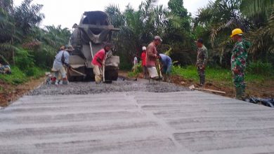 Photo of Satgas TMMD Kodim 0204/DS Lakukan Shift Siang-Malam Pengecoran Jalan