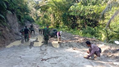 Photo of Medan Berlumpur Tak Surutkan Semangat Satgas TMMD Kodim 0204/DS