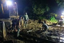 Photo of Raung Bulldozer Temani Satgas Kodim 0204/DS Pasang Mal Pengecoran Jalan TMMD Hingga Malam