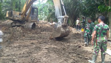 Photo of Atasi Lumpur di Badan Jalan, Bakhoe Excavator Percepat Pengerjaan Jalan Rigid Beton