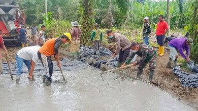Photo of Tak Mau Ketinggalan, Wakapolsek Bangun Purba Ikut Ngecor Jalan TMMD Kodim 0204/DS