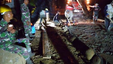 Photo of Kerja Ngecor Jalan Hingga Malam, Jadi Kenangan Indah Satgas dengan Warga di TMMD Kodim 0204/DS