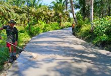 Photo of Selesai Dicor, Satgas Kodim 0204/DS Bentuk Permukaan Jalan TMMD Agar Tidak Licin