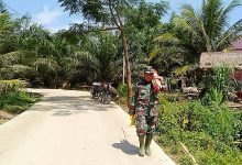 Photo of Antisipasi Kecelakaan, Satgas Kodim 0204/DS Pasang Patok Pembatas Kiri-Kanan Jalan TMMD