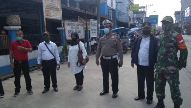 Photo of Penertiban Pedagang Kaki Lima, Polsek Galang Dan Koramil 18/Galang Bantu Pemerintah Kecamatan