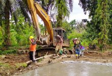 Photo of Wujud Kemanunggalan TNI-Rakyat, Warga Tak Lelah Membantu Satgas TMMD Kodim 0204/DS